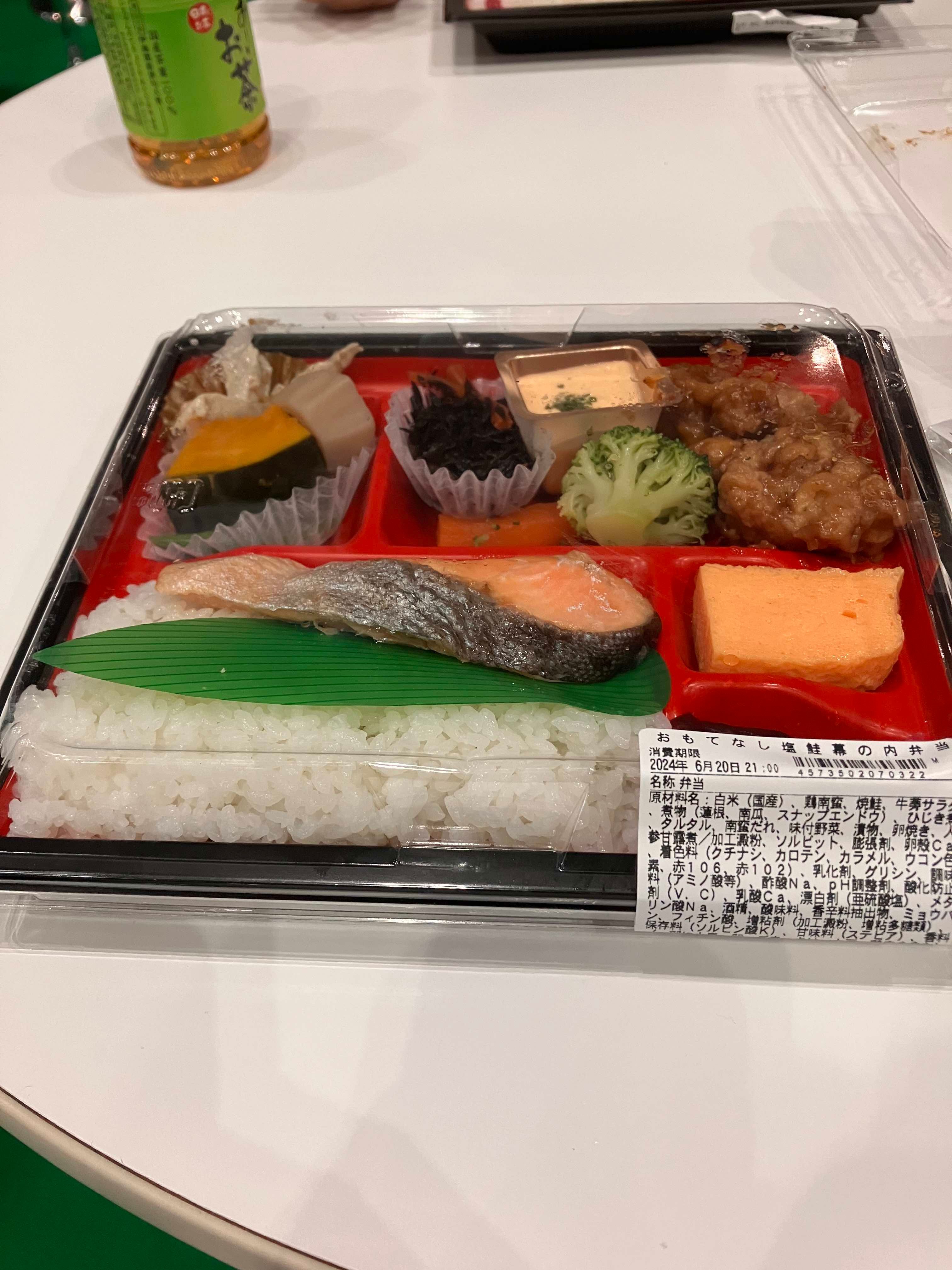 開封の儀。この後、唐揚げだと思い込んでソースをかけずチキン南蛮だけ食べてしまった。