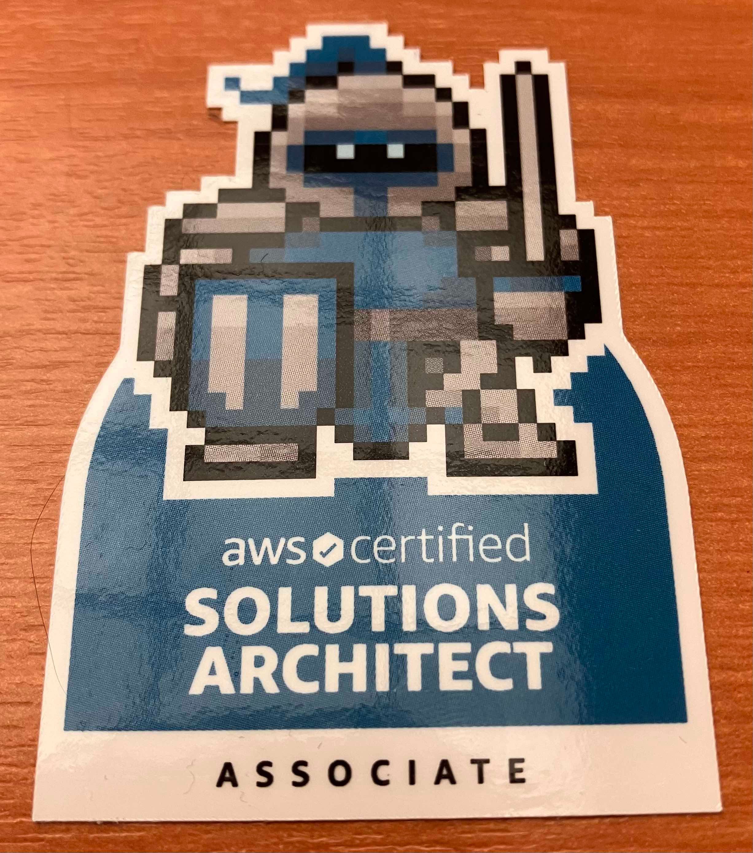 自分が保有している資格のシールがもらえる。来年3月に切れてしまうので、早くSAPを取らねば。